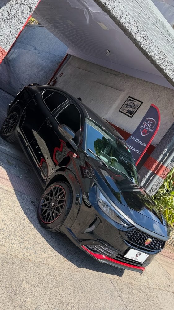 Hatch preto esportivo com detalhes em vermelho