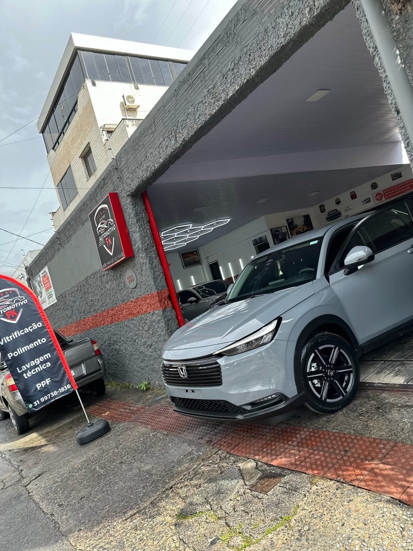Fachada da Garage FK com veículo prata