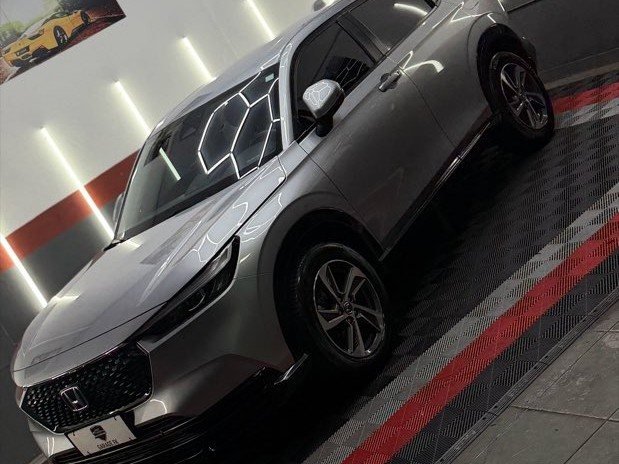 SUV prata com película aplicada nos vidros na Garage FK